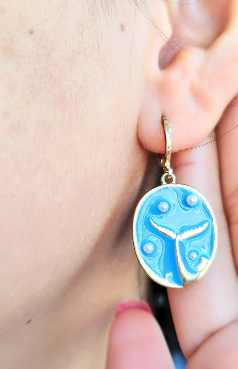 Aretes Huggies Colita Ballena