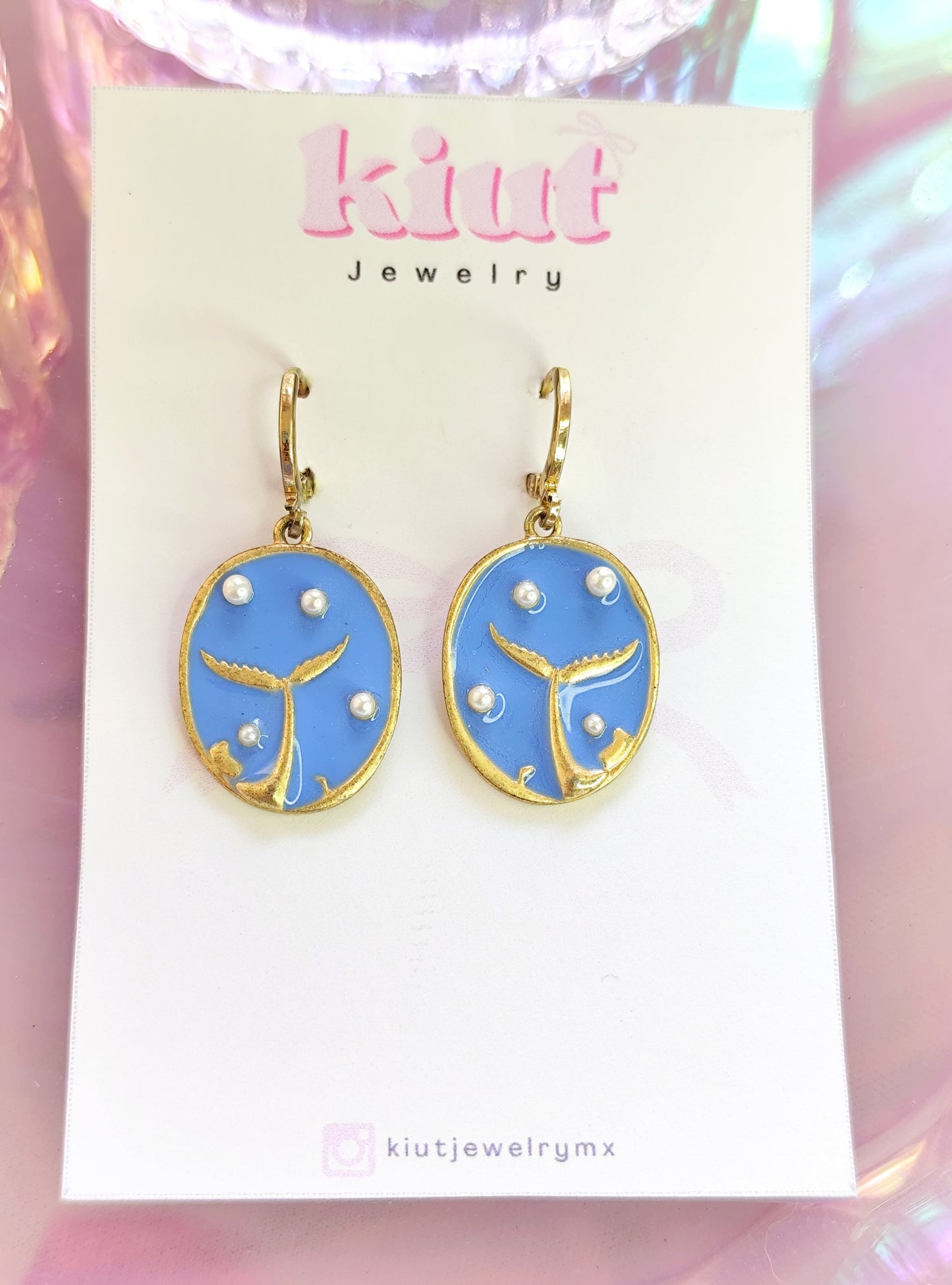 Aretes Huggies Colita Ballena